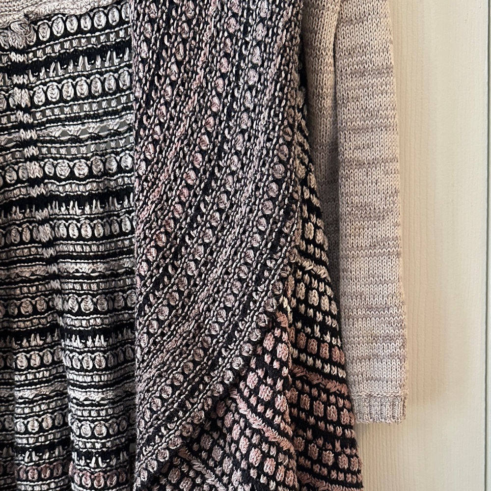 The Pyramid Collection Black and Gray Cardigan - Picture 7 of 9